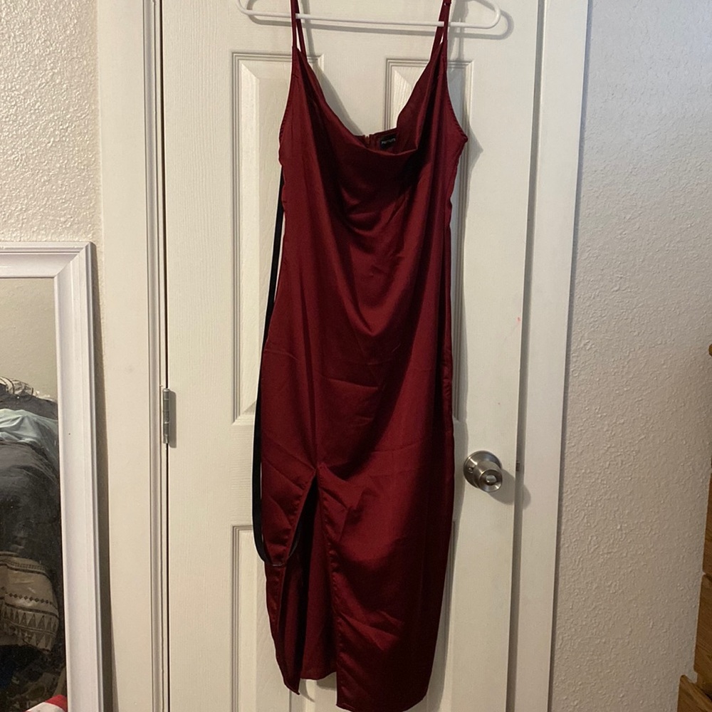 Pretty Little Thing Burgundy dress. Never worn. Size 6.